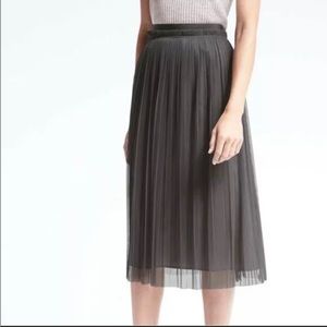 Banana Republic Gray Pleated Tulle Midi Skirt size 4